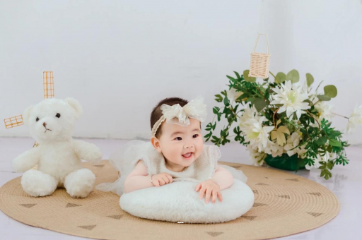 正定四个月宝宝揉眼睛